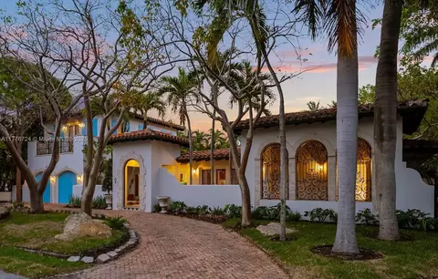 Exterior - 551 S Mashta Dr, Key Biscayne, FL 33149 photo 13 of 15