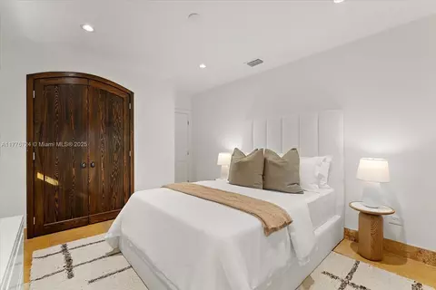 Bedroom - 551 S Mashta Dr, Key Biscayne, FL 33149 photo 8 of 10