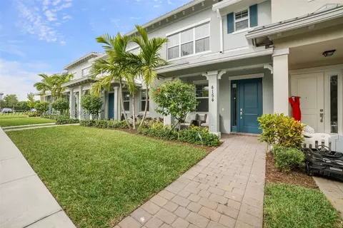 4154 Greenway Dr, Hollywood, FL 33021