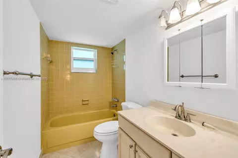 Bath - 1025 SE 3rd Ave #201, Dania Beach, FL 33004 photo 1 of 2
