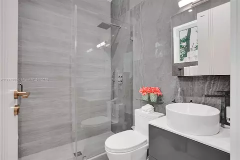 Bath - 201 Buttonwood Dr, Key Biscayne, FL 33149 photo 1 of 7