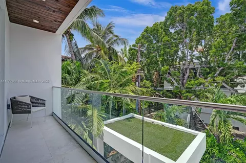 Exterior - 201 Buttonwood Dr, Key Biscayne, FL 33149 photo 8 of 12