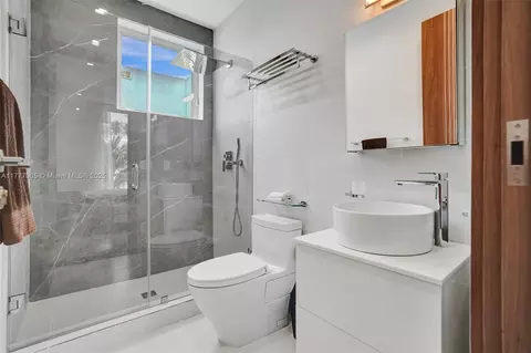 Bath - 201 Buttonwood Dr, Key Biscayne, FL 33149 photo 6 of 7