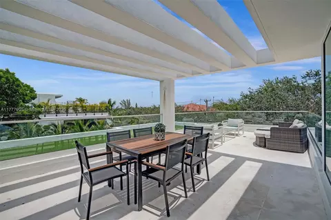 Exterior - 201 Buttonwood Dr, Key Biscayne, FL 33149 photo 3 of 12