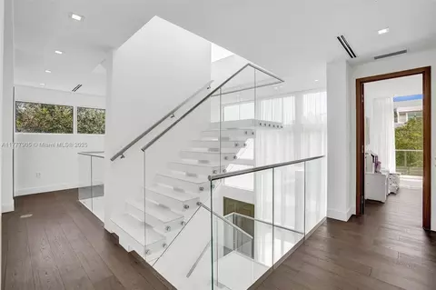 Entry Way - 201 Buttonwood Dr, Key Biscayne, FL 33149 photo 3 of 8