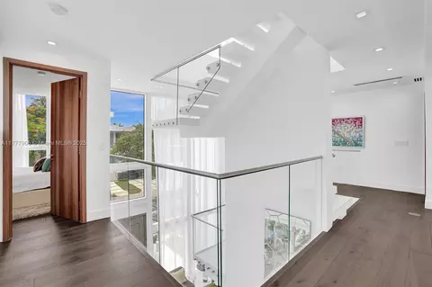 Entry Way - 201 Buttonwood Dr, Key Biscayne, FL 33149 photo 6 of 8