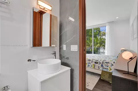 Bath - 201 Buttonwood Dr, Key Biscayne, FL 33149 photo 7 of 7