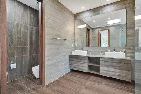 Bath - 201 Buttonwood Dr, Key Biscayne, FL 33149 photo 3 of 7
