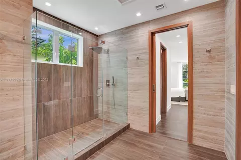 Bath - 201 Buttonwood Dr, Key Biscayne, FL 33149 photo 4 of 7