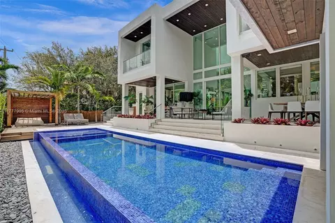 Exterior - 201 Buttonwood Dr, Key Biscayne, FL 33149 photo 11 of 12