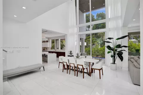 Dining - 201 Buttonwood Dr, Key Biscayne, FL 33149 photo 4 of 7