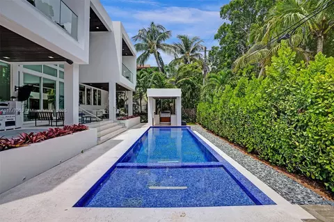 Exterior - 201 Buttonwood Dr, Key Biscayne, FL 33149 photo 4 of 12