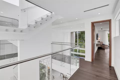 Entry Way - 201 Buttonwood Dr, Key Biscayne, FL 33149 photo 5 of 8