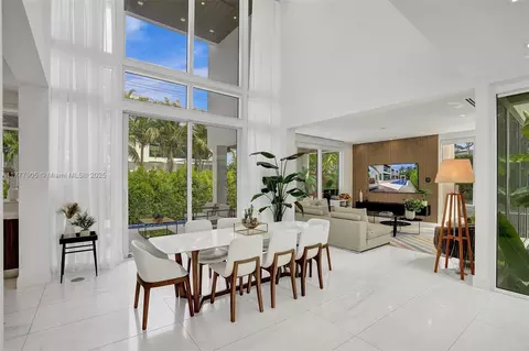 Dining - 201 Buttonwood Dr, Key Biscayne, FL 33149 photo 1 of 7