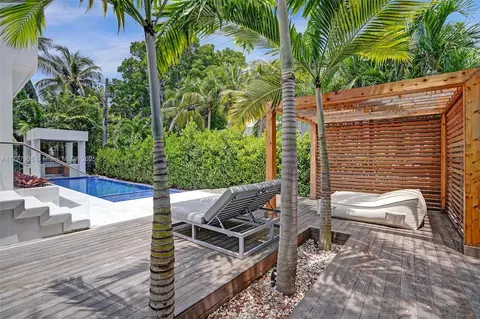 Exterior - 201 Buttonwood Dr, Key Biscayne, FL 33149 photo 7 of 12