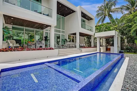 Exterior - 201 Buttonwood Dr, Key Biscayne, FL 33149 photo 2 of 12