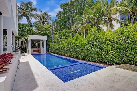 Exterior - 201 Buttonwood Dr, Key Biscayne, FL 33149 photo 6 of 12