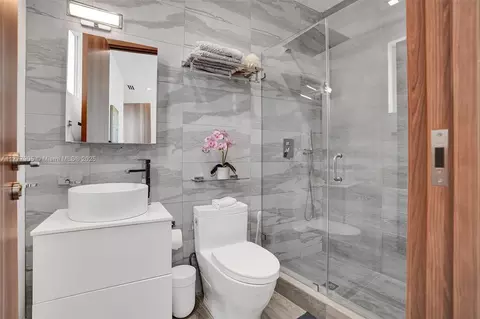 Bath - 201 Buttonwood Dr, Key Biscayne, FL 33149 photo 5 of 7