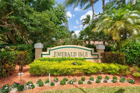 935 Jade Ct, Weston, FL 33326