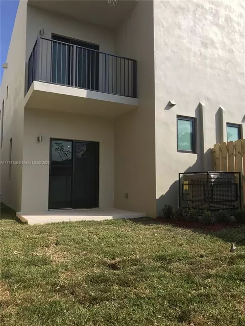 Exterior - 4384-4400 E 10th Ave, Hialeah, FL 33013 photo 5 of 6