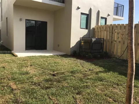 Exterior - 4384-4400 E 10th Ave, Hialeah, FL 33013 photo 2 of 6