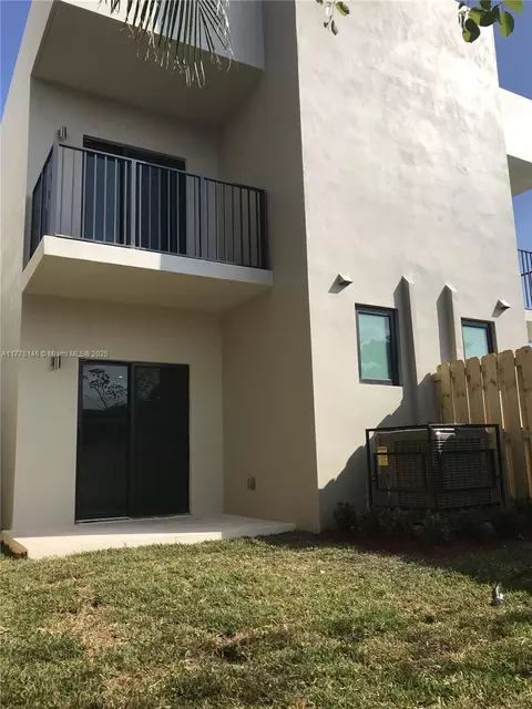 Exterior - 4384-4400 E 10th Ave, Hialeah, FL 33013 photo 4 of 6