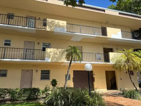 151 Berkley Rd #206, Hollywood, FL 33024
