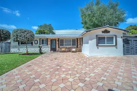 640 SW 69th Way, Pembroke Pines, FL 33023