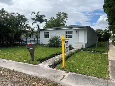 702 E 37th St, Hialeah, FL 33013