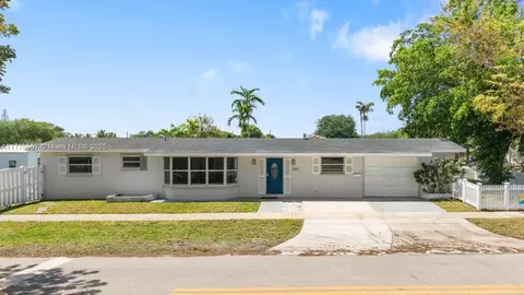 820 W Chaminade Dr, Hollywood, FL 33021