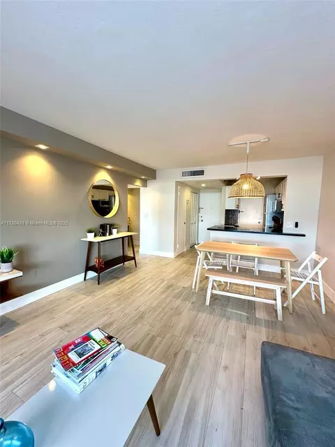 2899 Collins Ave #837, Miami Beach, FL 33140