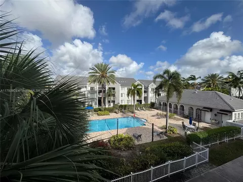 620 SW 111th Ave #304, Pembroke Pines, FL 33025