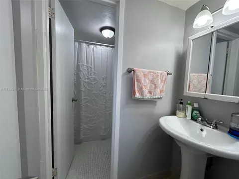 Bath - 2899 Collins Ave #708, Miami Beach, FL 33140 photo 3 of 4