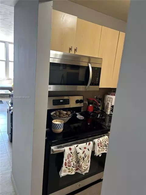 Kitchen - 2899 Collins Ave #708, Miami Beach, FL 33140 photo 2 of 2