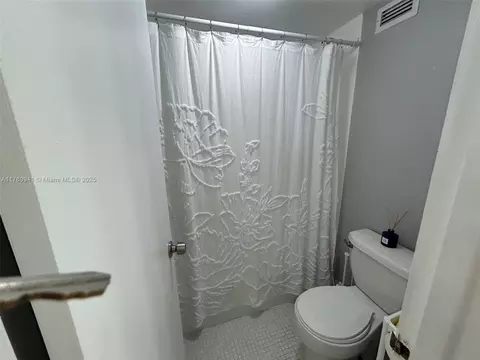 Bath - 2899 Collins Ave #708, Miami Beach, FL 33140 photo 2 of 4