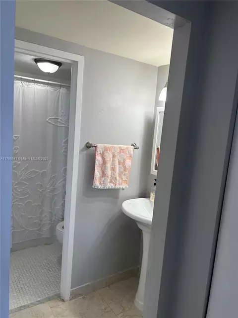 Bath - 2899 Collins Ave #708, Miami Beach, FL 33140 photo 4 of 4