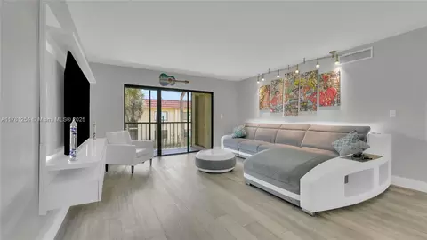 327 Lakeview Dr #203, Weston, FL 33326