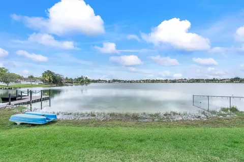 View/Area - 6340 NW 198th Ter, Hialeah, FL 33015 photo 2 of 7