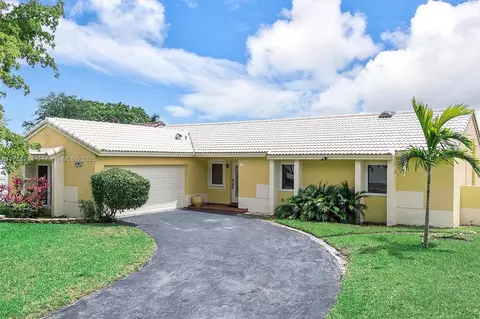 Exterior - 6340 NW 198th Ter, Hialeah, FL 33015 photo 5 of 7