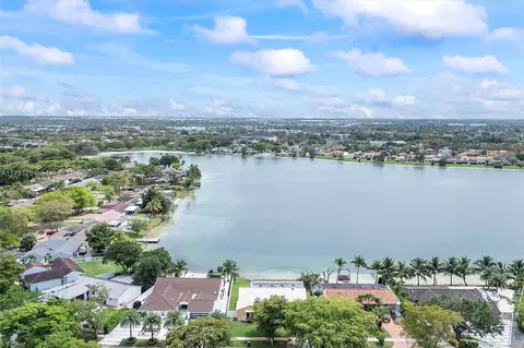 View/Area - 6340 NW 198th Ter, Hialeah, FL 33015 photo 3 of 7