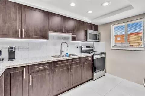 Kitchen - 891 W 79th Pl, Hialeah, FL 33014 photo 4 of 6