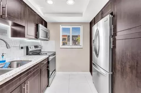 Kitchen - 891 W 79th Pl, Hialeah, FL 33014 photo 3 of 6