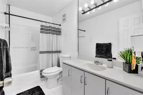 Bath - 891 W 79th Pl, Hialeah, FL 33014 photo 2 of 2