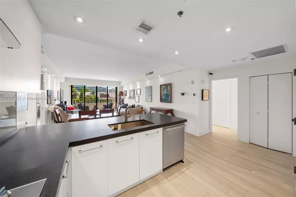 Kitchen - 201 Crandon Blvd #333, Key Biscayne, FL 33149 photo 4 of 4