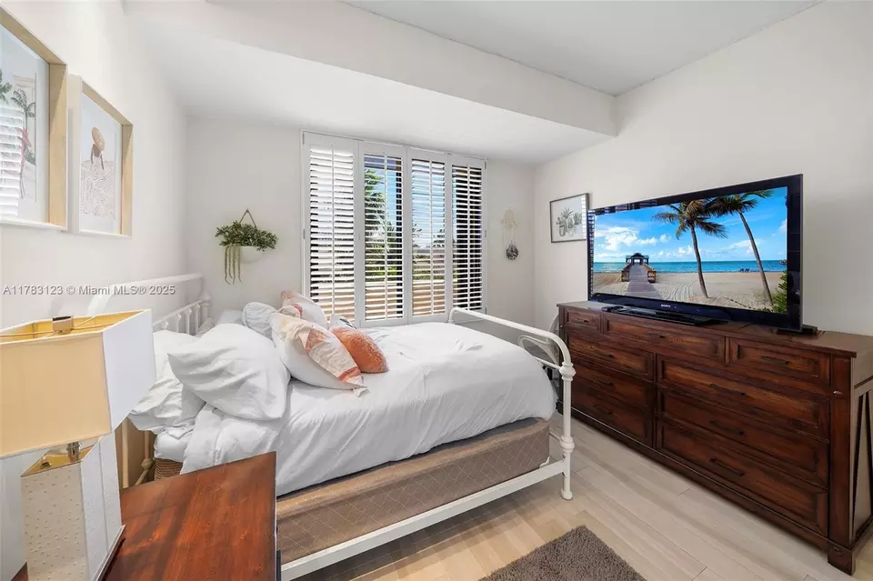 Bedroom - 201 Crandon Blvd #333, Key Biscayne, FL 33149 photo 2 of 8