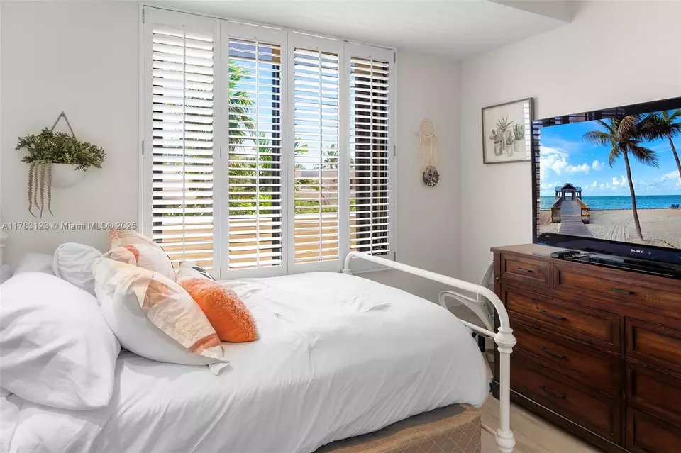 Bedroom - 201 Crandon Blvd #333, Key Biscayne, FL 33149 photo 3 of 8