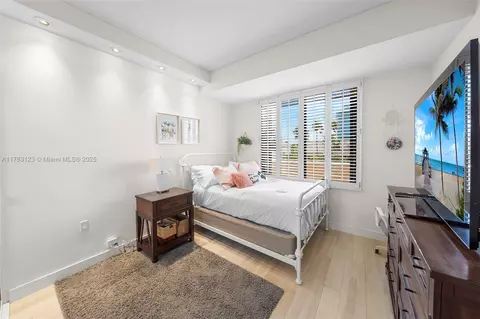 Bedroom - 201 Crandon Blvd #333, Key Biscayne, FL 33149 photo 1 of 8