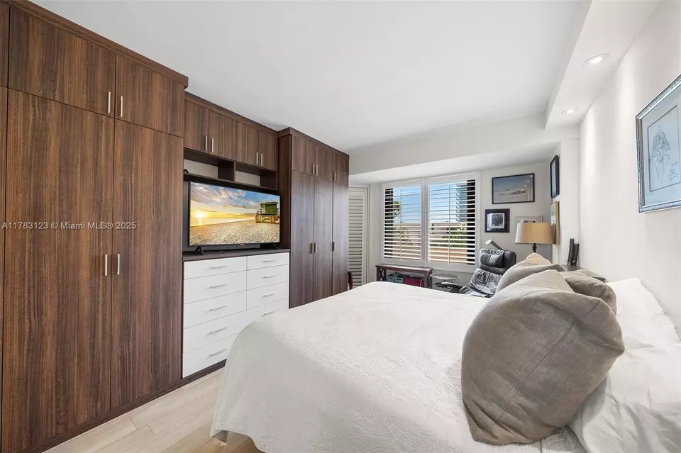 Bedroom - 201 Crandon Blvd #333, Key Biscayne, FL 33149 photo 7 of 8