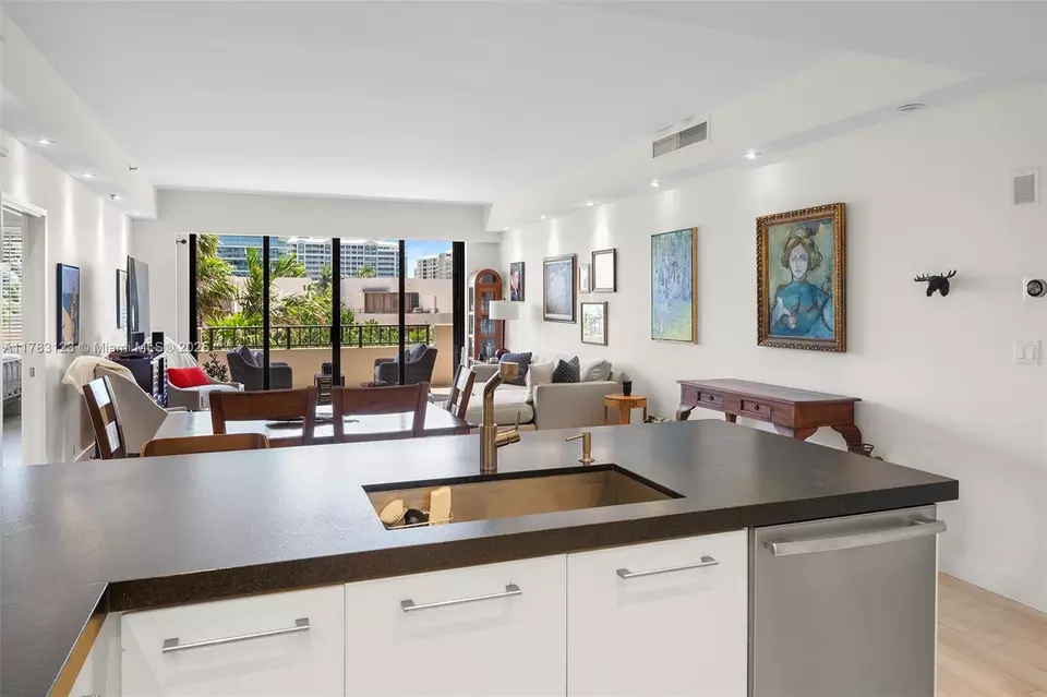 Kitchen - 201 Crandon Blvd #333, Key Biscayne, FL 33149 photo 3 of 4