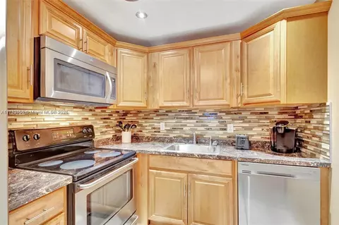 155 Canterbury G #155, West Palm Beach, FL 33417